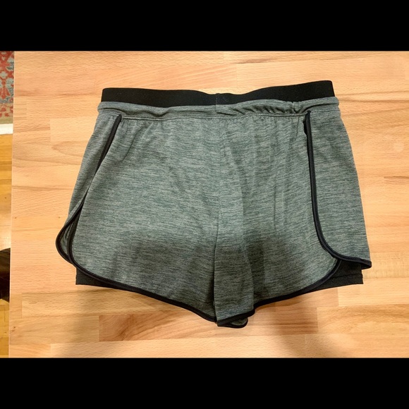 EUC Layer 8 Women’s Running Shorts - Picture 6 of 6